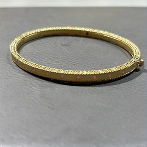 18kt yellow gold Princess Diamond hinged bangle bracelet